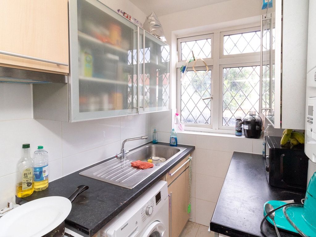 2 bed flat for sale in Everton Court, Honeypot Lane, Stanmore, Middx HA7, £275,000