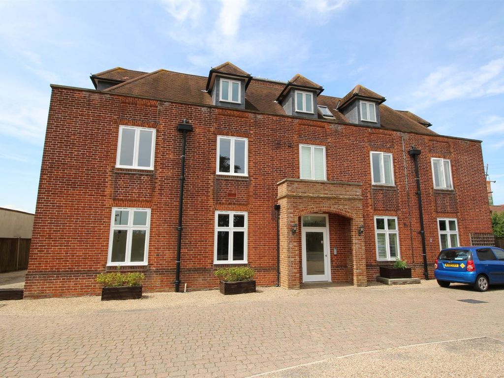 2 bed flat for sale in Norwich Road, Halesworth IP19, £160,000