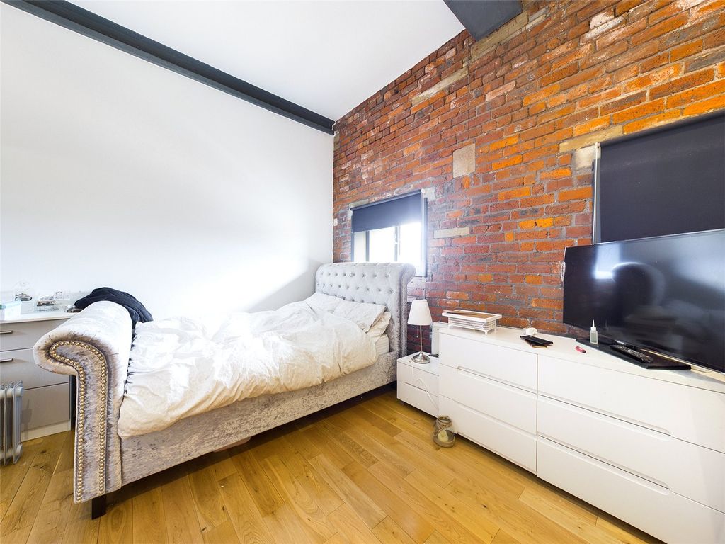 2 bed flat for sale in Lilycroft Road, Bradford, West Yorkshire BD9, £85,000