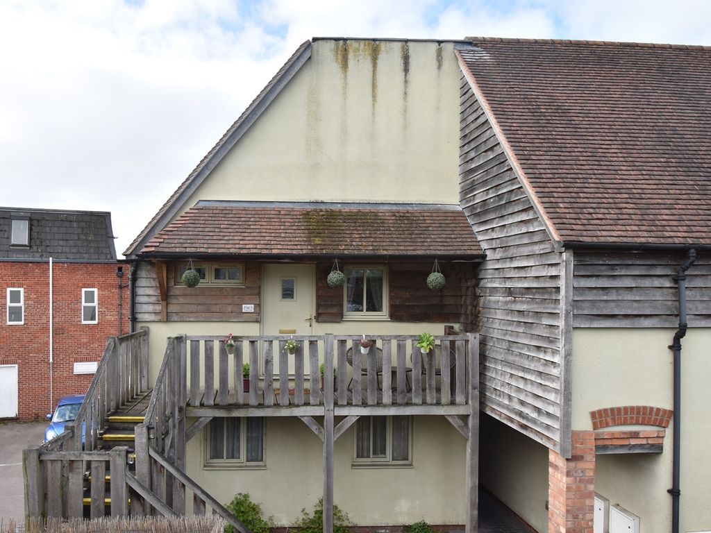 2 bed flat for sale in Nelson Street, Tewkesbury GL20, £165,000