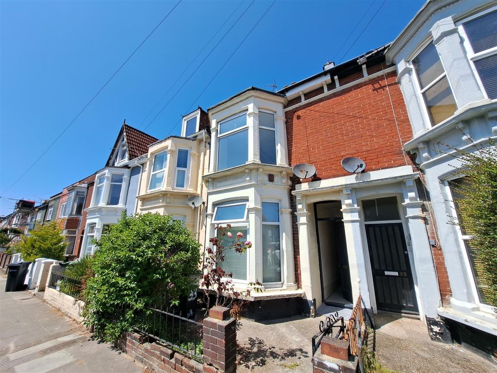 2 bed flat for sale in Queens Road, Portsmouth PO2, £135,000