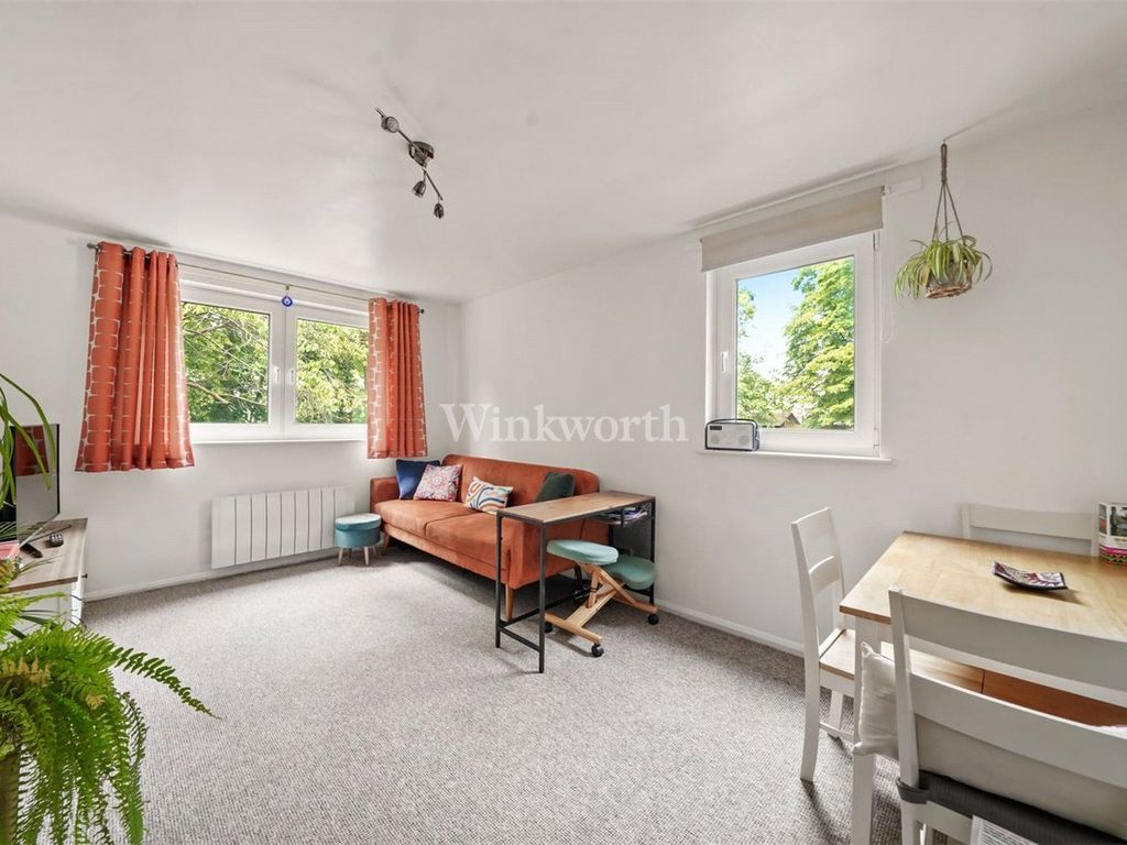 1 bed flat for sale in Porchester Mead, Beckenham BR3, £235,000