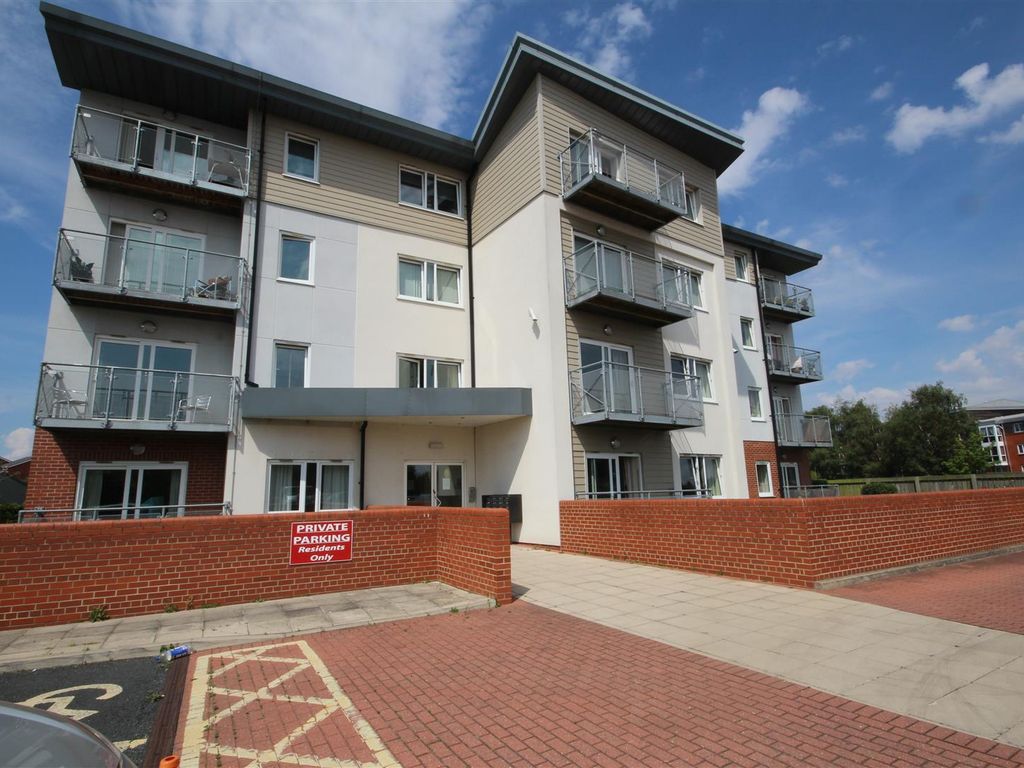 2 bed flat for sale in Abbey Wharf, Canal Road, Selby YO8, £130,000