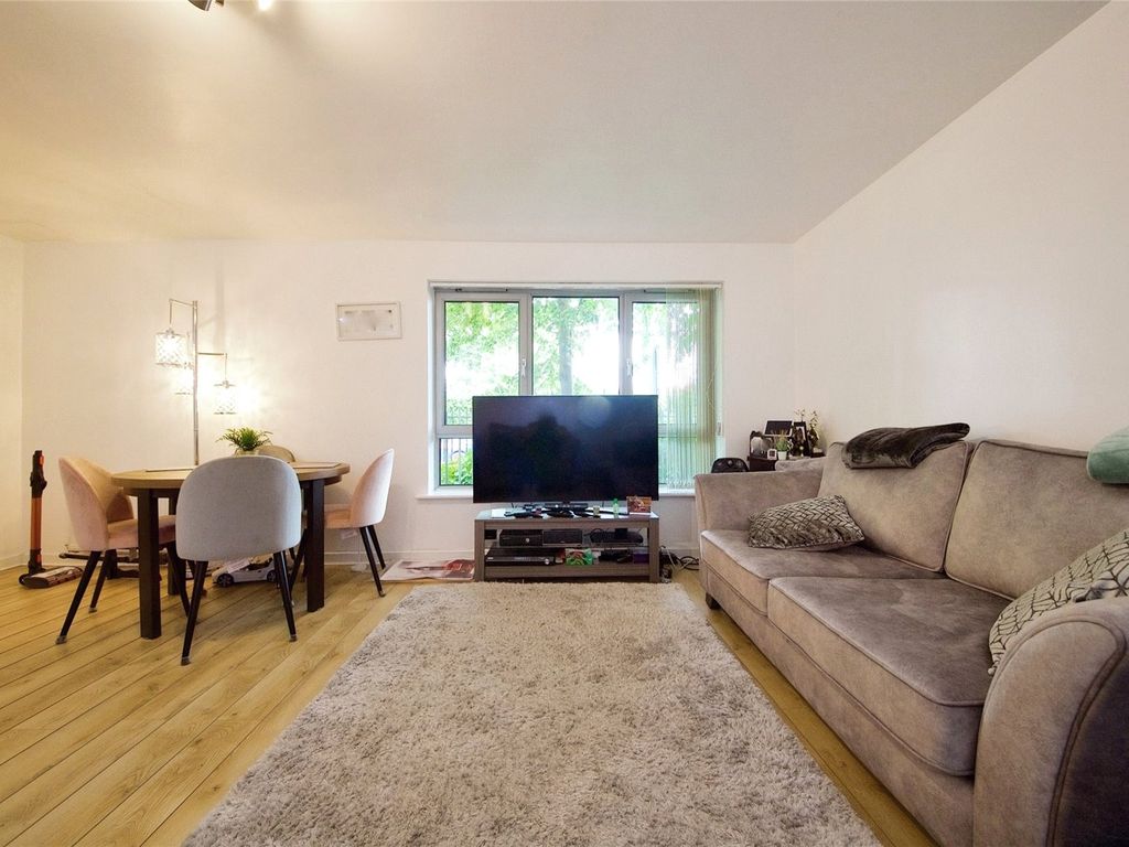 1 bed flat for sale in Main Avenue, Enfield EN1, £235,000
