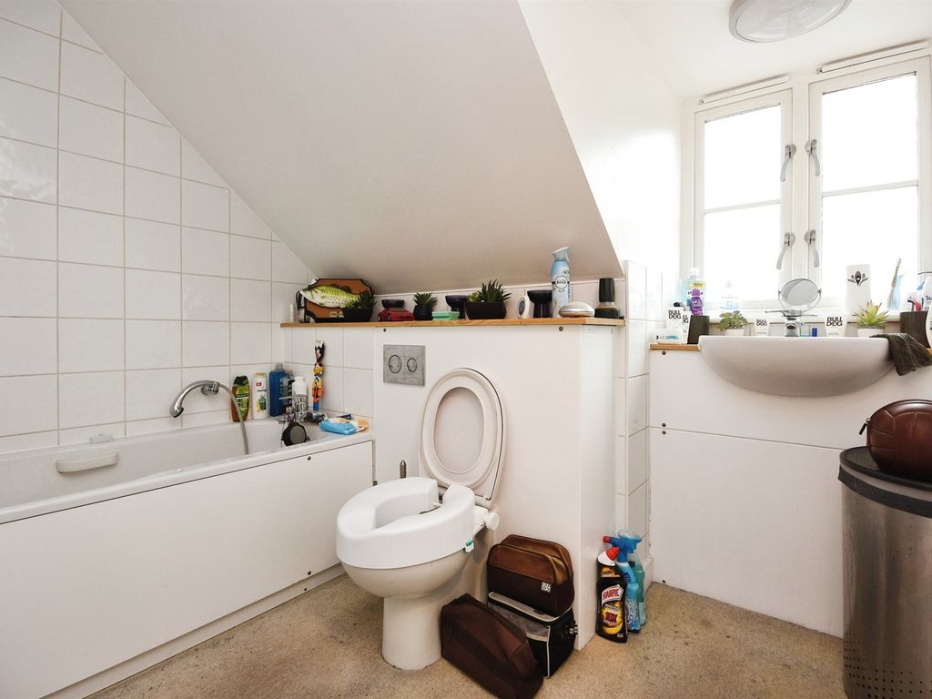 1 bed flat for sale in Hart Street, Brentwood CM14, £220,000