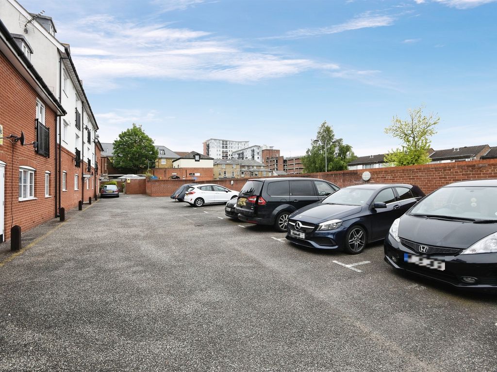 1 bed flat for sale in Hart Street, Brentwood CM14, £220,000