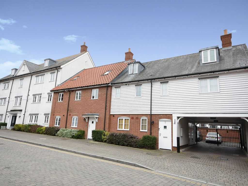 1 bed flat for sale in Hart Street, Brentwood CM14, £220,000