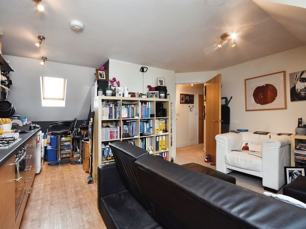 1 bed flat for sale in Hart Street, Brentwood CM14, £220,000
