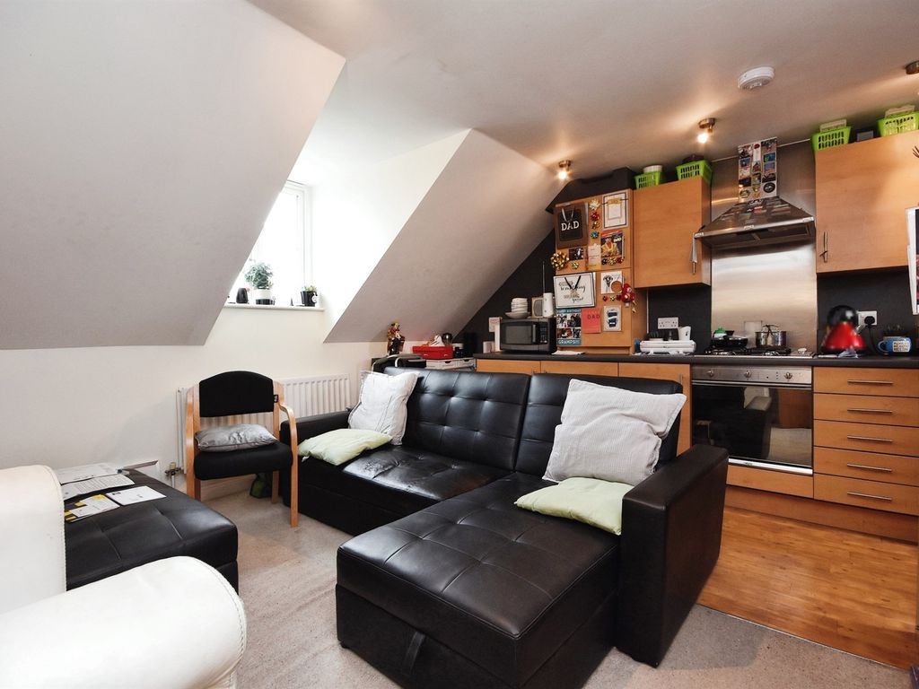 1 bed flat for sale in Hart Street, Brentwood CM14, £220,000