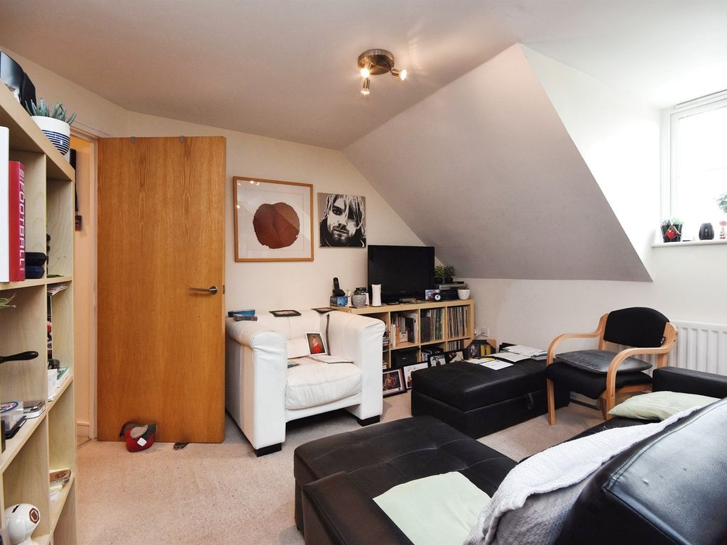 1 bed flat for sale in Hart Street, Brentwood CM14, £220,000