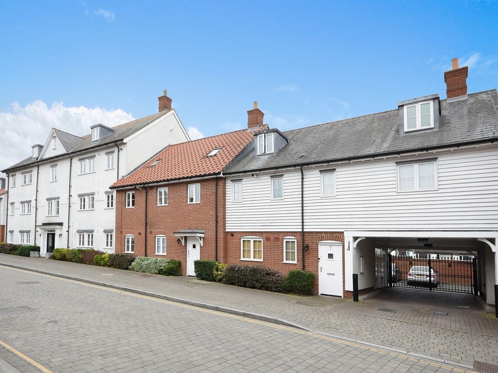 1 bed flat for sale in Hart Street, Brentwood CM14, £220,000