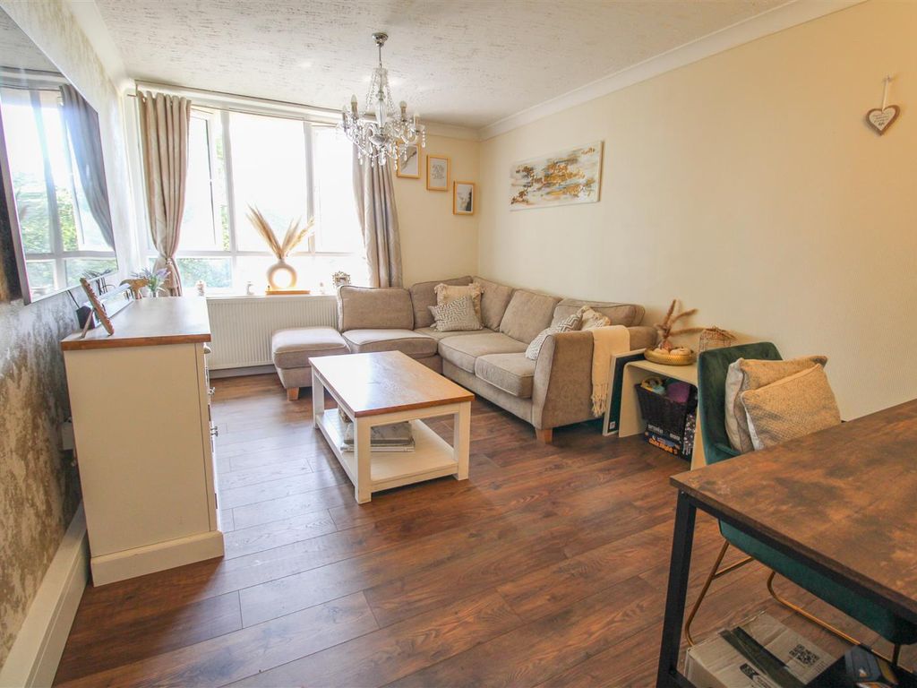 1 bed flat for sale in Moorfield, Harlow CM18, £160,000