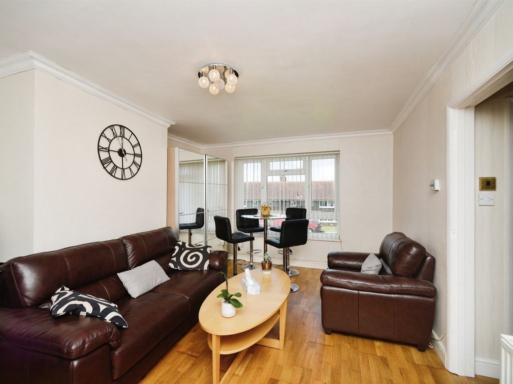 2 bed flat for sale in Horton Road, Brighton BN1, £290,000