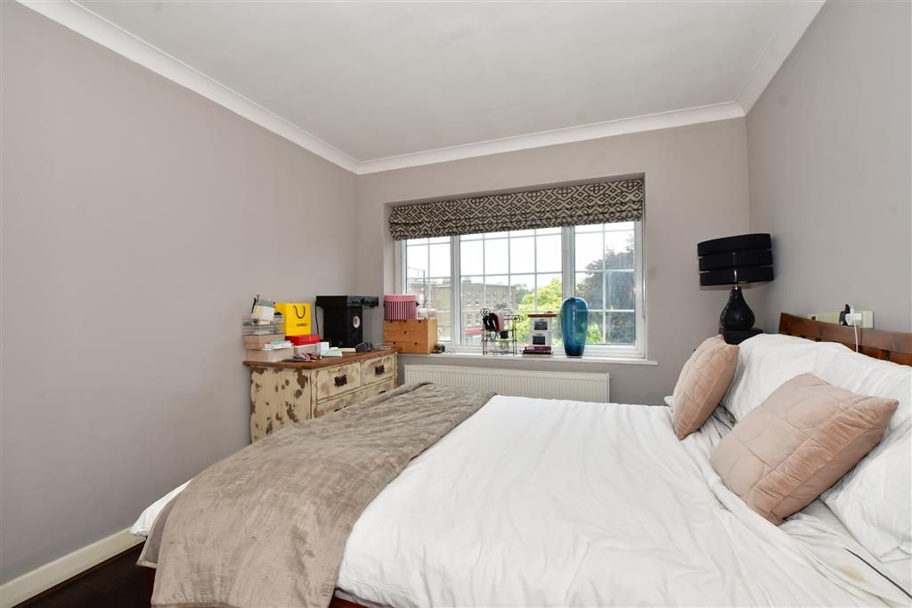 3 bed flat for sale in Beulah Hill, London SE19, £270,000