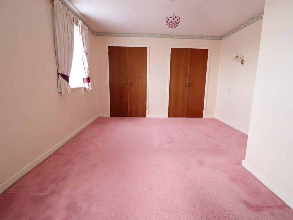 2 bed property for sale in The Garners, Rochford SS4, £180,000