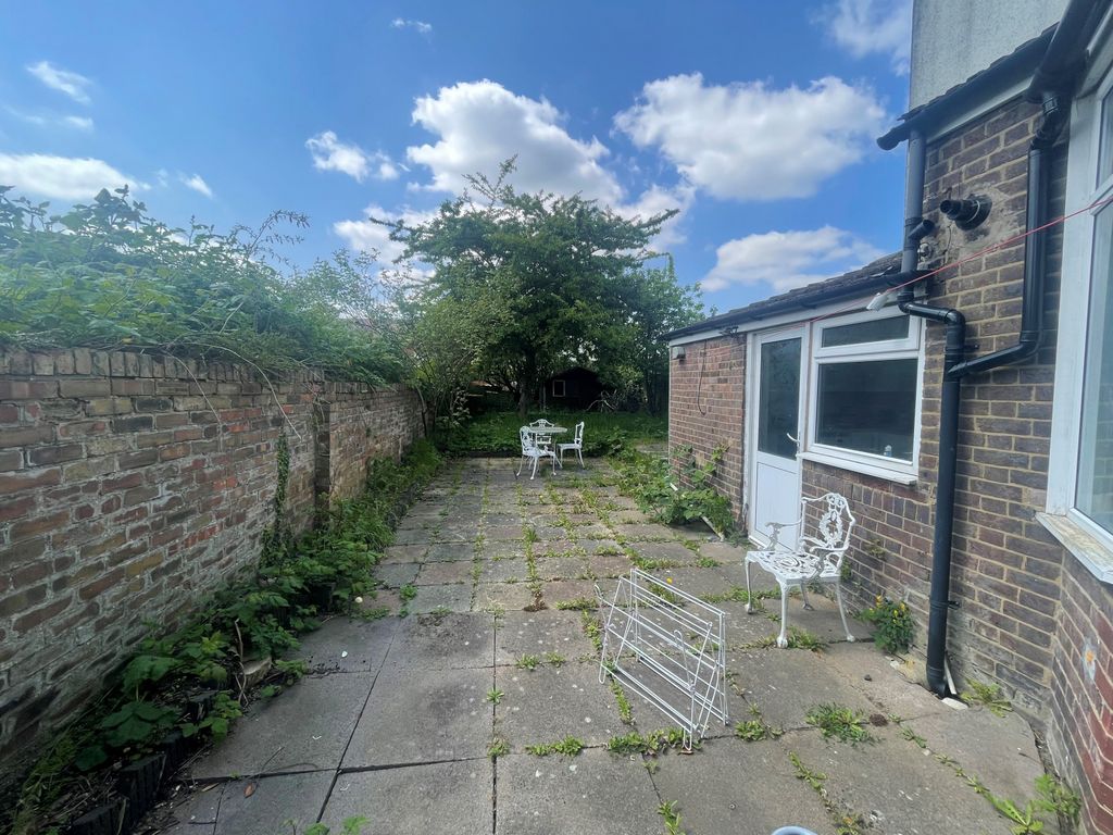 Block of flats for sale in Tennyson Road, Luton LU1, £380,000