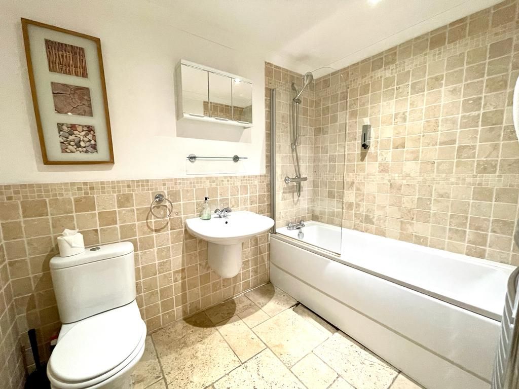 2 bed flat for sale in Newport Street, Swindon SN1, £155,000