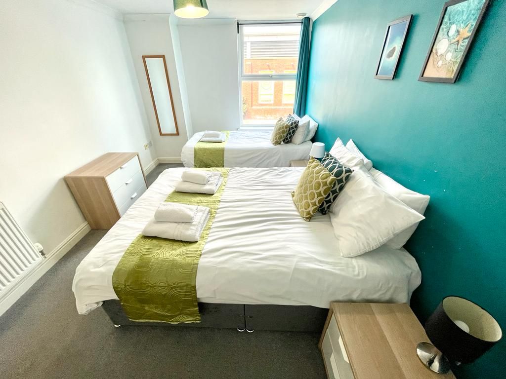 2 bed flat for sale in Newport Street, Swindon SN1, £155,000