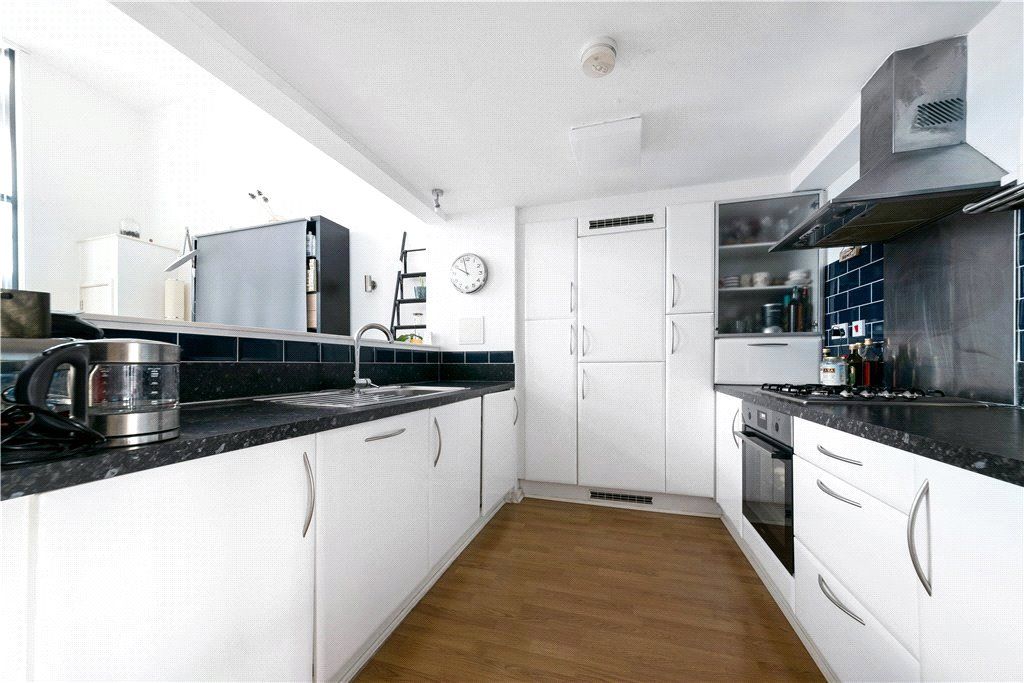 1 bed flat for sale in Cowley Road, Shepherds Bush, London W3, £198,000