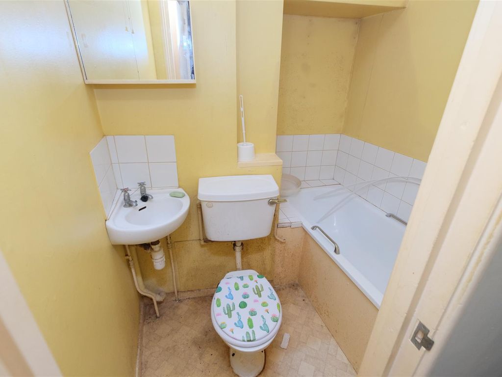 2 bed flat for sale in Fountain Buildings, Bath BA1, £175,000