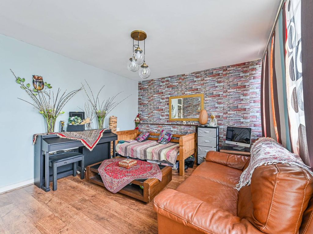 2 bed flat for sale in Barrington Road, Brixton, London SW9, £295,000