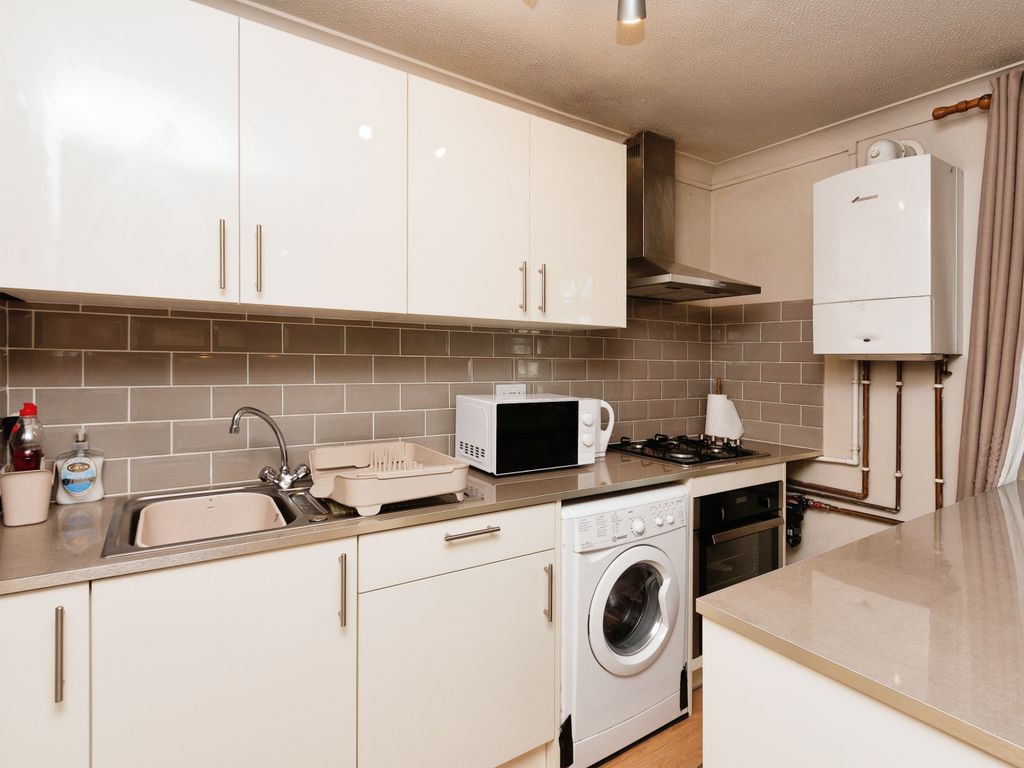 1 bed flat for sale in Alexandra Road, Farnborough GU14, £140,000