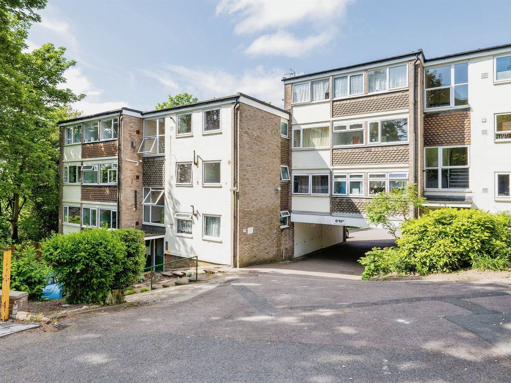 2 bed flat for sale in Richmond Hill, Luton LU2, £175,000