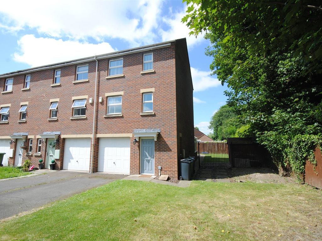3 bed town house for sale in Nursery Close, Kippax, Leeds LS25, £255,000