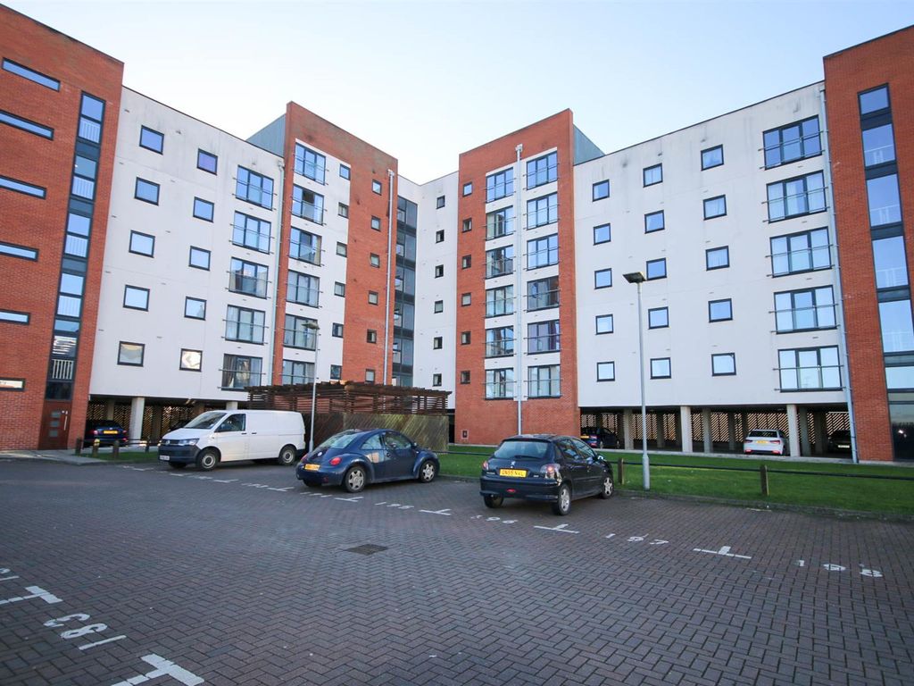 3 bed flat for sale in Ladywell Point, Pilgrims Way, Salford M50, £150,000