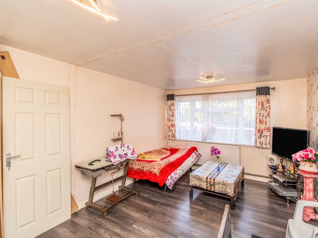 2 bed flat for sale in Wolverhampton Street, Darlaston, Wednesbury WS10, £90,000