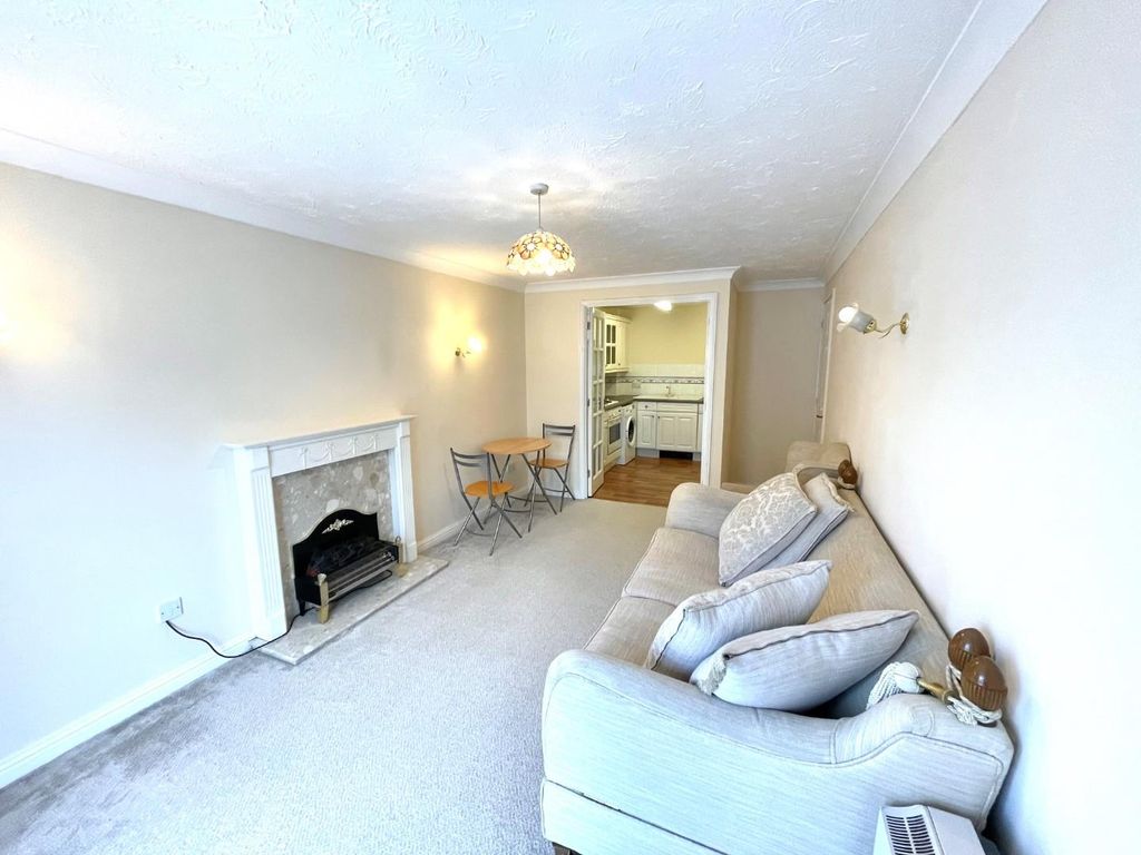 2 bed flat for sale in Warwick Road, Solihull B92, £149,950