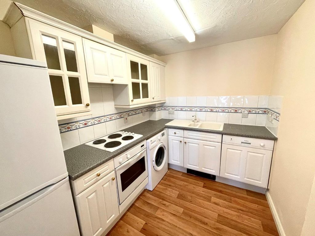 2 bed flat for sale in Warwick Road, Solihull B92, £149,950