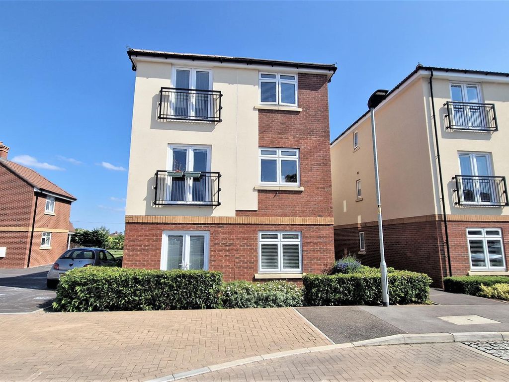 2 bed flat for sale in Westinghouse Park, Chippenham SN14, £185,000