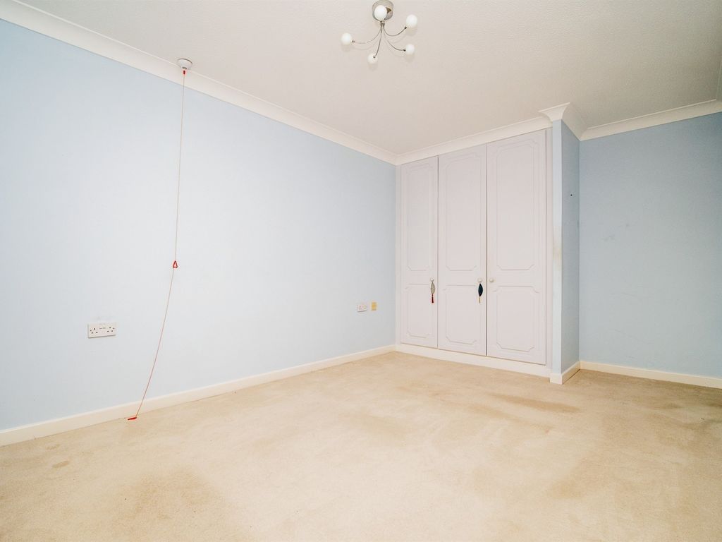 2 bed flat for sale in South Walks Road, Dorchester DT1, £170,000