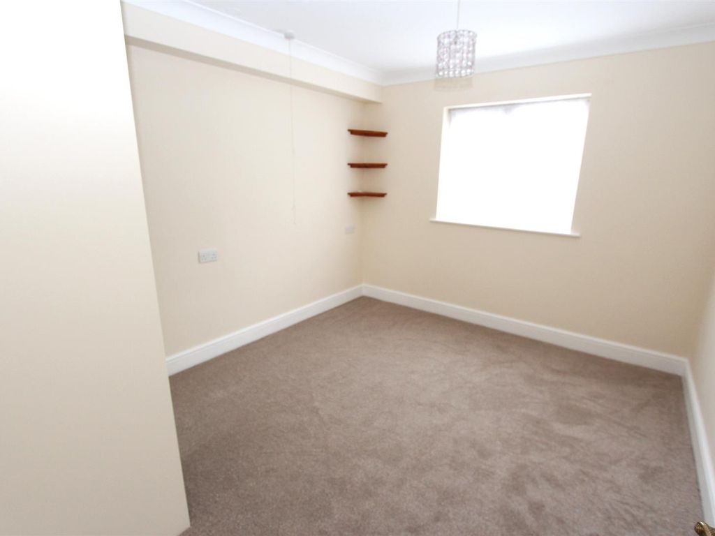 1 bed flat for sale in The Ridgeway, London E4, £165,000
