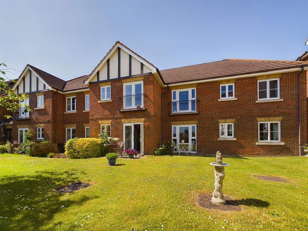 1 bed flat for sale in Bath Road, Calcot, Reading RG31, £100,000