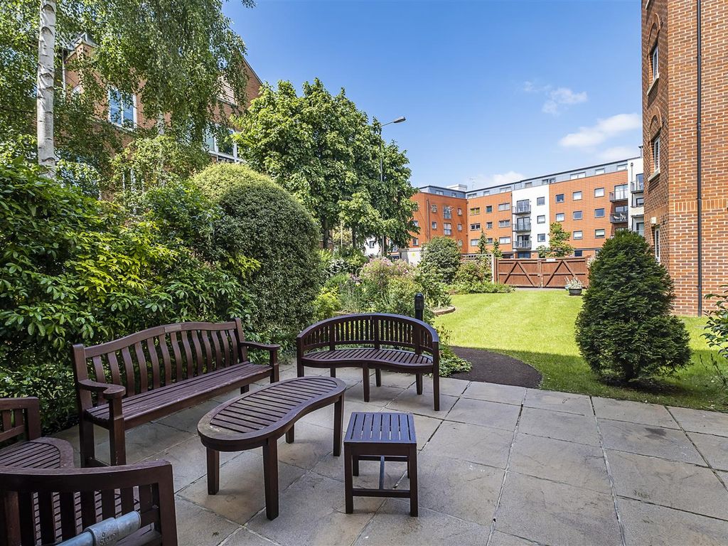 1 bed flat for sale in 7-9 Greenwood Court, The Parade, Epsom KT18, £170,000