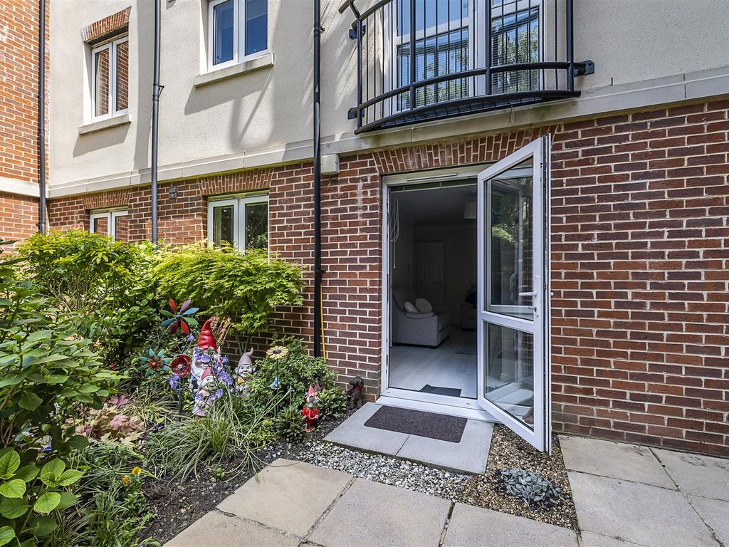 1 bed flat for sale in 7-9 Greenwood Court, The Parade, Epsom KT18, £170,000