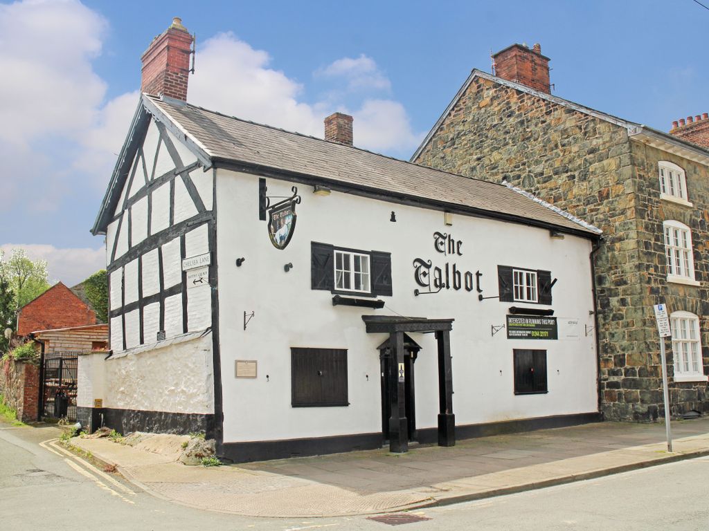 Pub/bar for sale in High Street, Welshpool SY21, £225,000