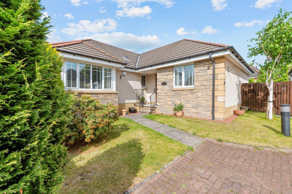 4 bed detached bungalow for sale in Macalpine Court, Tullibody FK10, £315,000