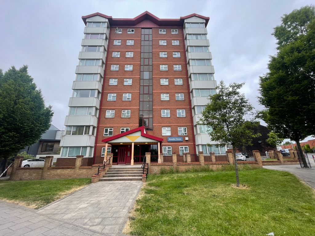 2 bed flat for sale in Bowater House, West Bromwich B70, £105,000