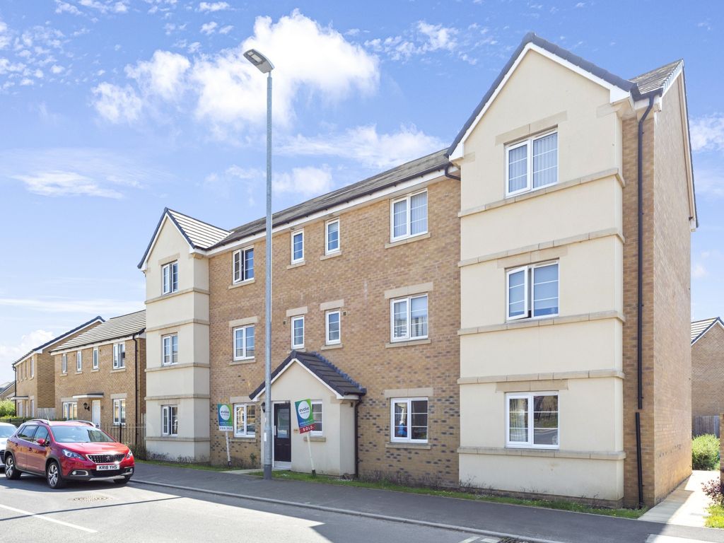 2 bed flat for sale in Montacute Road, Yeovil BA22, £150,000
