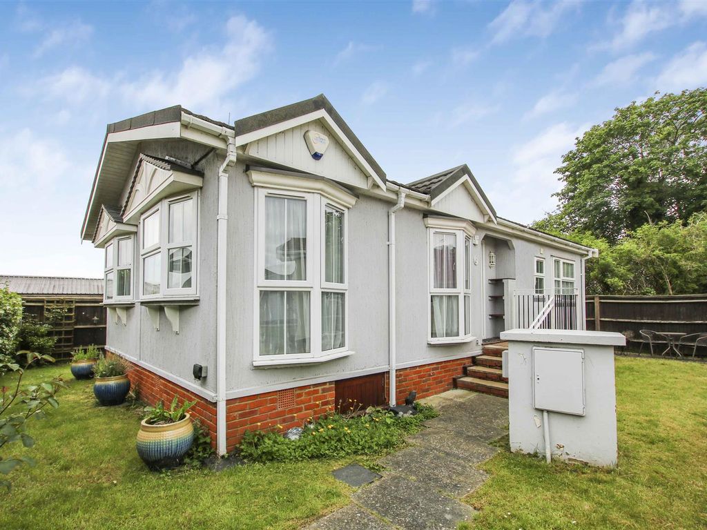 2 bed mobile/park home for sale in Fifield Road, Bray, Maidenhead SL6, £200,000
