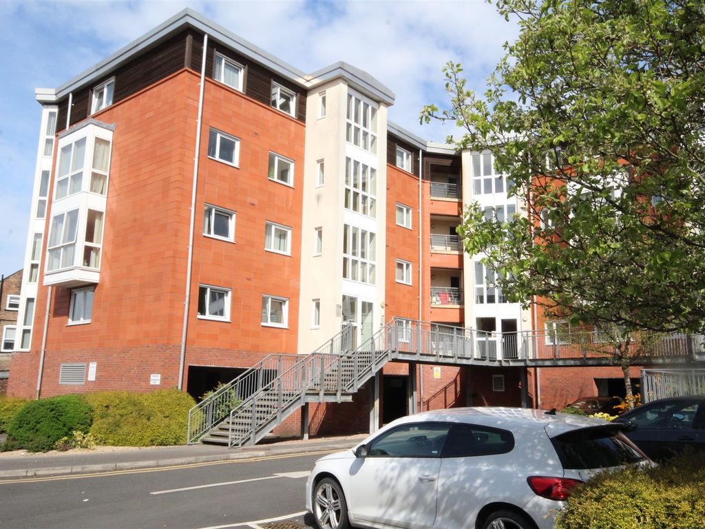 2 bed flat for sale in The Waterfront, Selby YO8, £115,000