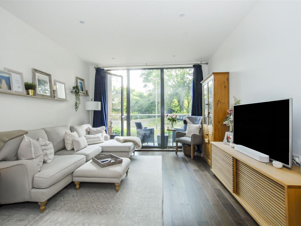 1 bed flat for sale in Brindley Place, Uxbridge UB8, £285,000
