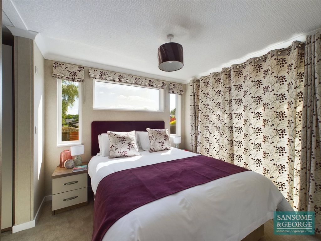 2 bed detached house for sale in Third Avenue, Ravenswing Park, Aldermaston, Reading RG7, £250,000