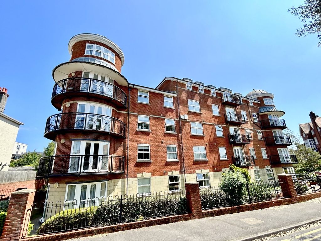2 bed flat for sale in Boscombe Spa Road, Boscombe Spa, Bournemouth BH5, £225,000