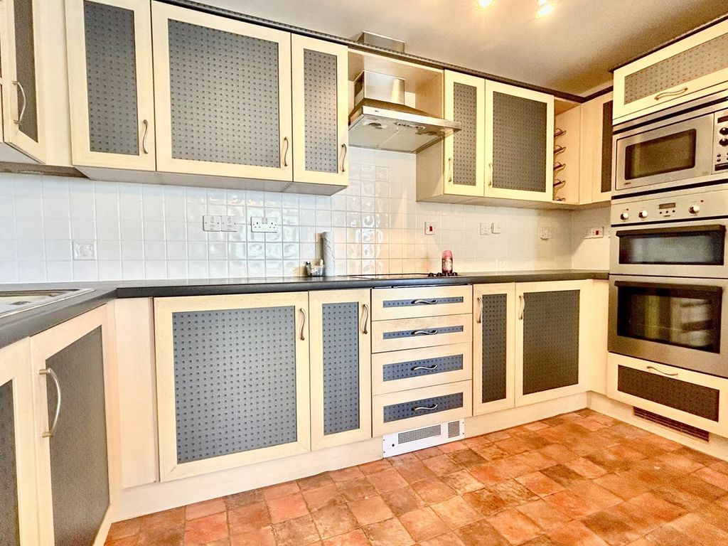 2 bed flat for sale in Boscombe Spa Road, Boscombe Spa, Bournemouth BH5, £225,000