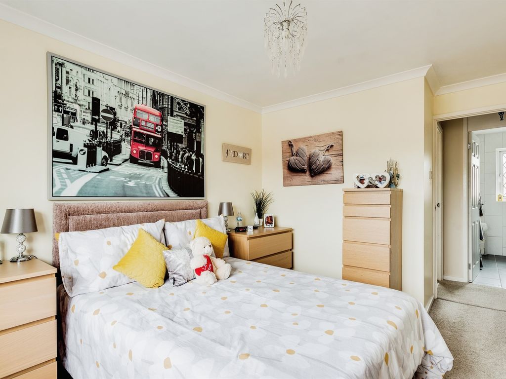 2 bed terraced house for sale in Goldcrest Walk, Swindon SN3, £225,000