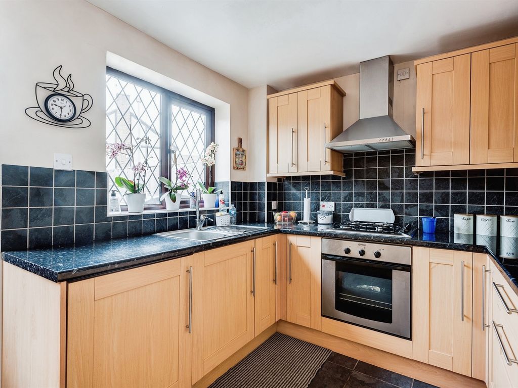 2 bed terraced house for sale in Goldcrest Walk, Swindon SN3, £225,000